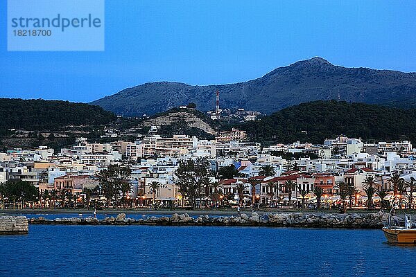 Hafenstadt Rethymno  Blick in der Daemmerung vom Venezianischen Hafen auf das Stadtstrandviertel  Kreta  Griechenland  Europa