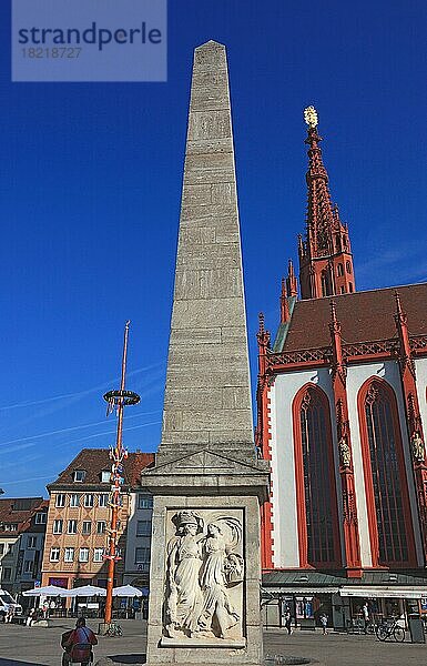 In der Altstadt von Würzburg  Obelisk am Marktplatz und die Marienkapelle  Würzburg  Unterfranken  Bayern  Deutschland  Europa
