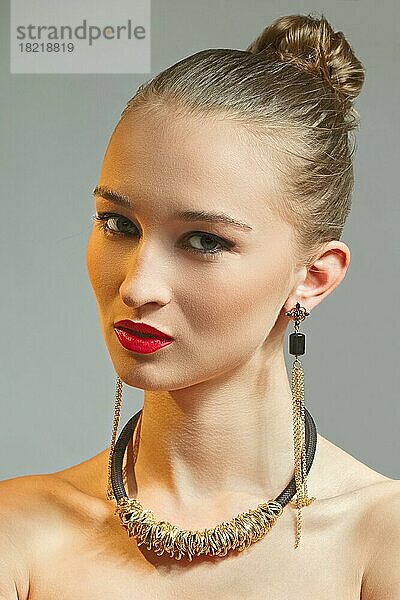 Close up Porträt von schönen Mädchen mit attraktiven Make-up und Halskette