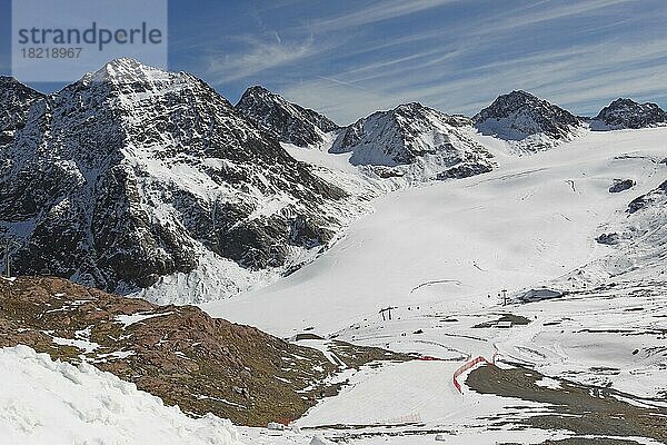 Skigebiet Pitztaler Gletscher  Blick vom Glacierrestaurant auf den Gletscher und die umliegenden Berge  Ötztaler Alpen  Tirol  Österreich  Europa