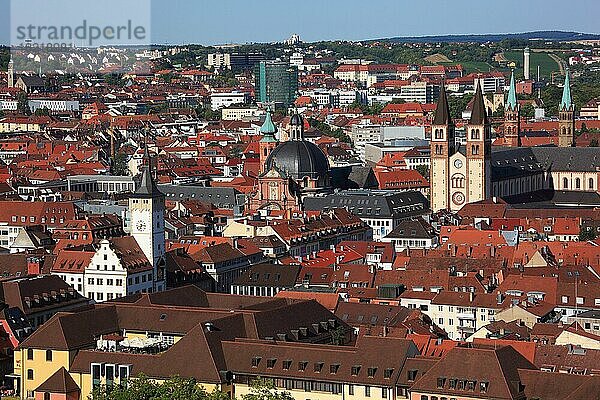 Blick auf die Altstadt von Würzburg am Main  Unterfranken  Bayern  Deutschland  Europa