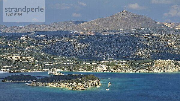 Souda-Bucht  Akrotiri  Kriegsschiffe  Naval Base  Insel Souda  blauer Himmel  wenige weiße Wolken  blaues Meer  grünes Meer  Souda  Chania  Westkreta  Insel Kreta  Griechenland  Europa