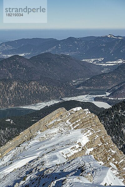 Sylvensteinspeicher  Blick vom Schafreuter im Winter mit Schnee  Karwendelgebirge  Alpen bei gutem Wetter  Bayern  Deutschland  Europa