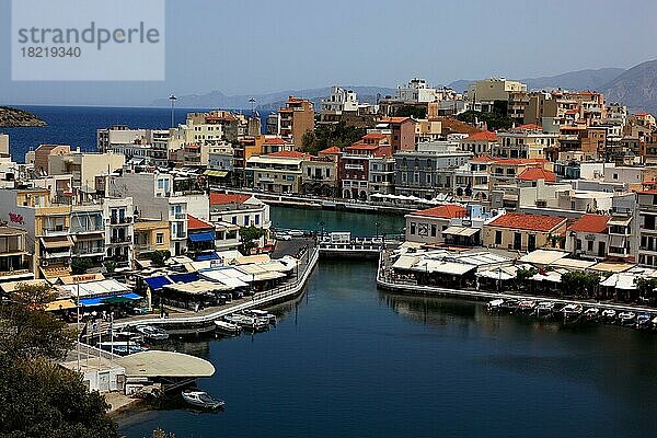 Agios Nikolaos  Blick auf das Stadtzentrum am Voulismeni-See  Kreta  Griechenland  Europa