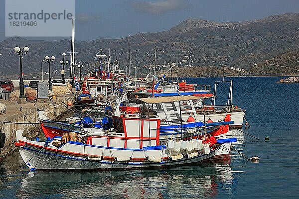 Sitia  kleine Hafenstadt im östlichen Teil der griechischen Insel bunte Fischerboote im Hafen  Kreta  Griechenland  Europa