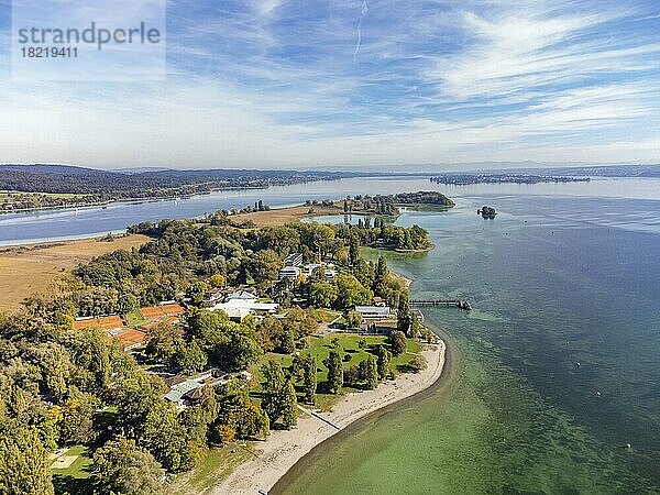 Luftbild von der Halbinsel Mettnau bei Radolfzell  am Horizont die Insel Reichenau  Landkreis Konstanz  Baden-Württemberg  Deutschland  Europa