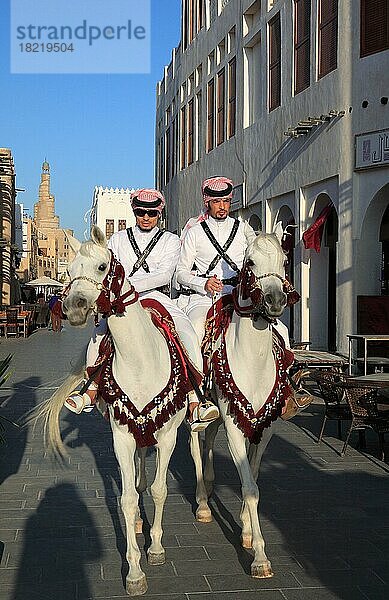 Altstadt von Doha  Reiter auf Araberpferden  Qatar  Katar  Asien