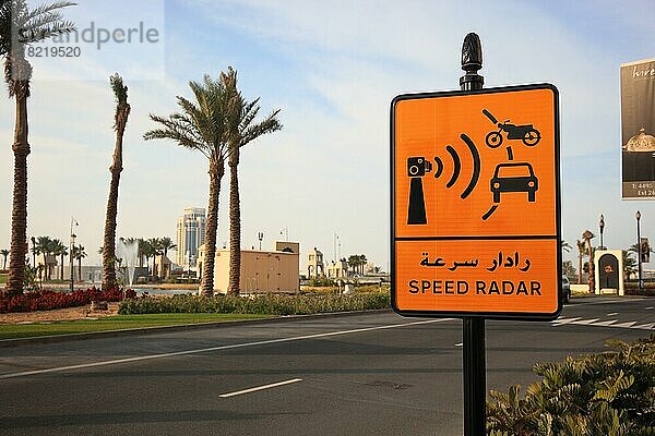 Verkehrszeichen  Hinweis auf Radarkontrolle  in Doha  Qatar  Katar  Asien