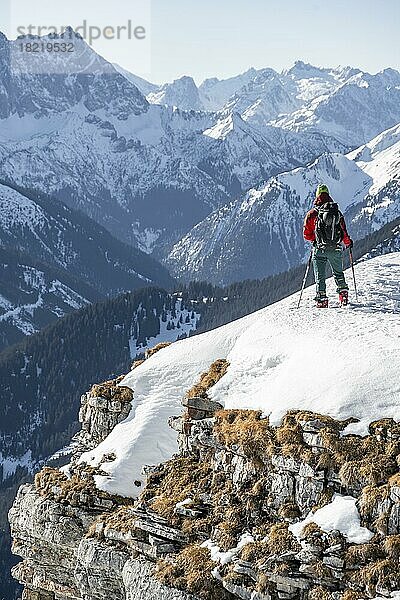 Bergsteiger im Winter im Schnee  Am Schafreuter  Karwendelgebirge  Alpen bei gutem Wetter  Bayern  Deutschland  Europa