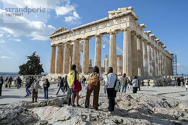 Touristen vor dem Parthenon-Tempel  Akropolis  Athen  Griechenland  Europa