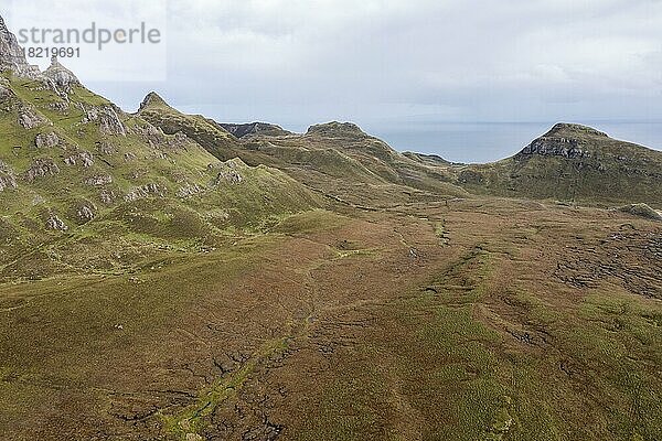 Luftaufnahme  zerklüftete Berglandschaft Quiraing  Isle of Skye  Schottland  Großbritannien  Europa