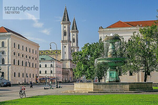 Brunnen am Geschwister Scholl Platz mit Ludwigskirche  München  Oberbayern  Bayern  Deutschland  Europa