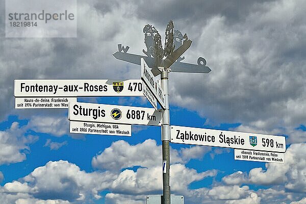 Straßenschild mit Richtung und Entfernung zu den Partnerstädten von Wiesloch in Frankreich und Polen  Wiesloch  Deutschland  Europa