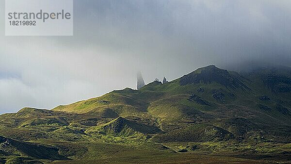 Old Man of Storr im Nebel  Trotternish  Isle of Skye  Innere Hebriden  Schottland  Großbritannien  Europa