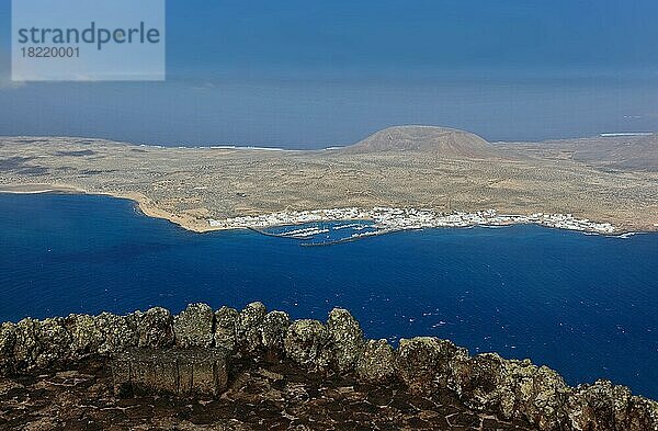 Blick suf die Insel La Graciosa vor der Nordspitze von Lanzarote  Kanarische Insseln  Spanien  Europa