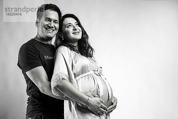 Schwangere Frau mit ihrem Mann  Frau mit Babybauch  Schwarz-Weiß-Foto