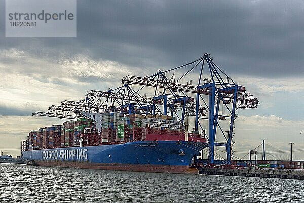 Containerschiff wird im Hamburger Hafen entladen  Hamburg  Deutschland  Europa