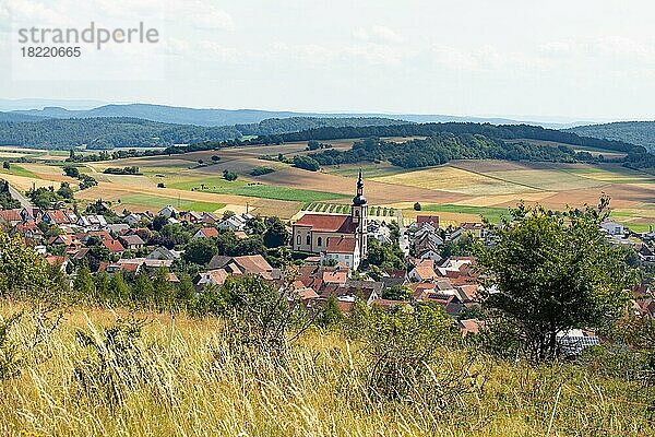 Dünsberg Oberelsbach Trockenrasen vor Ortschaft und grauen Himmel