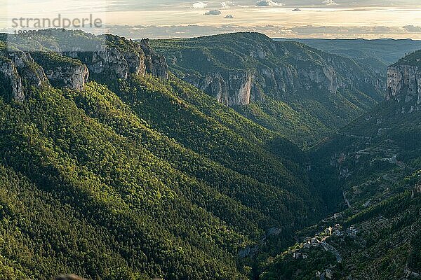 Blick auf die Gorges de la Jonte und das Dorf Le Truel im Cevennen-Nationalpark. Aveyron  Frankreich  Europa
