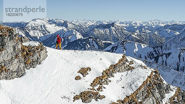 Bergsteiger im Winter im Schnee  Am Schafreuter  Karwendelgebirge  Alpen bei gutem Wetter  Bayern  Deutschland  Europa