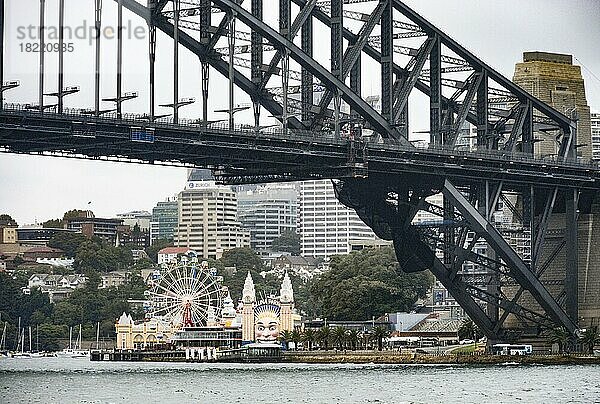Die ikonische Sydney Harbour Bridge und der Themenpark Luna Park