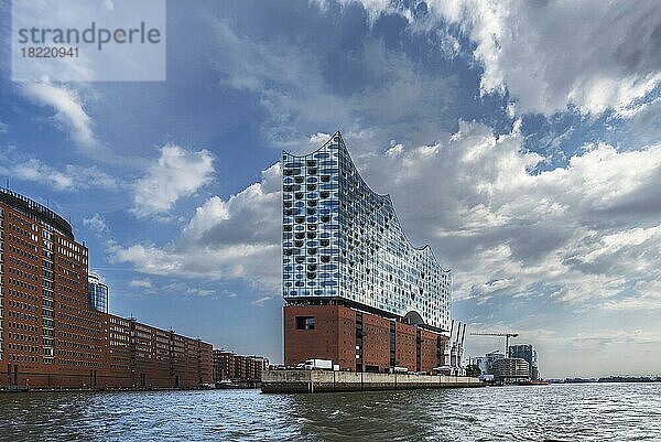 Elbphilharmonie  fotografiert bei einer Hafenrundfahrt  Hamburg  Deutschland  Europa
