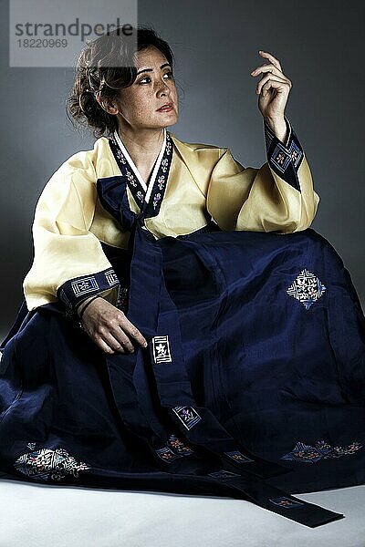 Frau in koreanischer Tracht  koreanische Frau im Hanbok  Korea