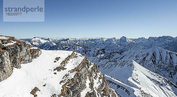 Bergsteiger im Winter im Schnee  Am Schafreuter  Karwendelgebirge  Alpen bei gutem Wetter  Bayern  Deutschland  Europa