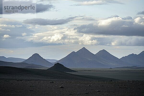 Vulkanlandschaft mit Bergen  karge Landschaft  Vatnajökull-Nationalpark  Isländisches Hochland  Island  Europa