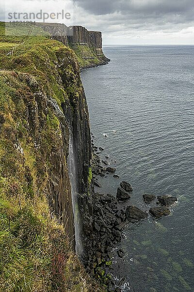Kilt rock Wasserfall  Trotternish  Isle of Skye  Schottland  Großbritannien  Europa