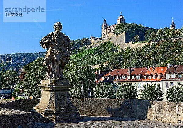 Festung Marienberg und die Statue des Heiligen Kolonat  einer der Frankenapostel auf der Alten Mainbruecke  Würzburg  Unterfranken  Bayern  Deutschland  Europa