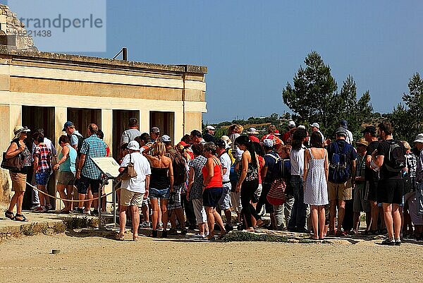 Knossos  Palastanlage der Minoer  Teil der Anlage mit Besucher  Kreta  Griechenland  Europa