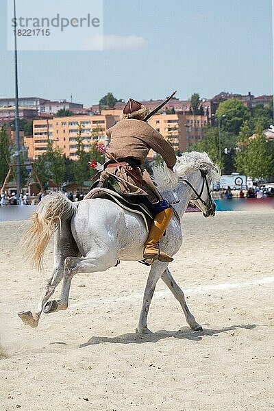 Türkischer Mann und Reiter ethnische Kleidung Beispiele