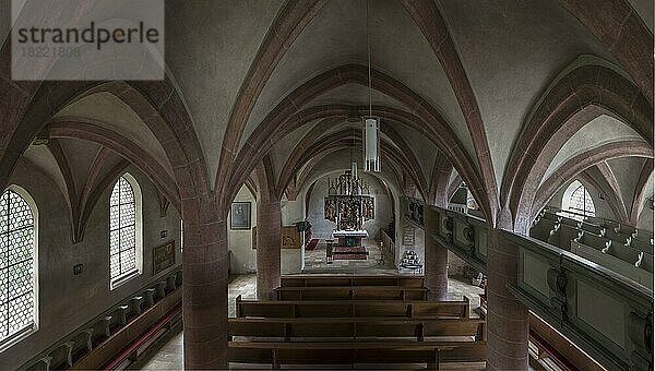 Innenraum mit Gewölbe und Altar der spätgotischen Hallenkirche von 1488  St. Egidien  Beerbach  Mittelfranken  Bayern  Deutschland  Europa