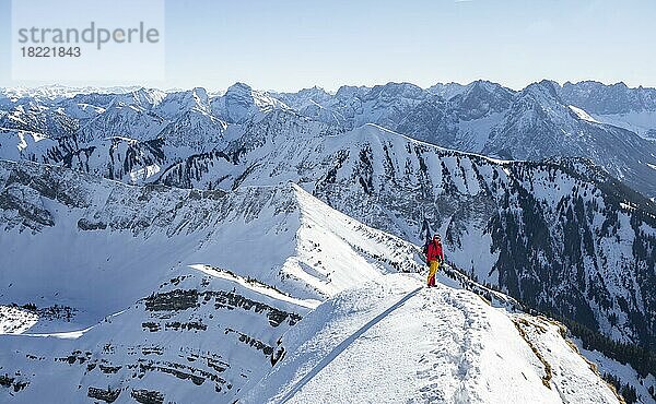 Bergsteiger im Winter im Schnee  Am Schafreuter  Karwendelgebirge  Alpen bei gutem Wetter  Bayern  Deutschland  Europa