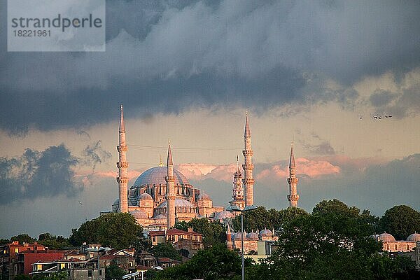 Außenansicht einer Moschee im osmanischen Stil in Istanbul