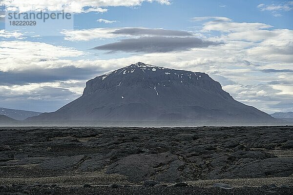 Lavafelder  Herðubreið Tafelberg  Vulkanlandschaft  karge Landschaft  Vatnajökull-Nationalpark  Isländisches Hochland  Island  Europa