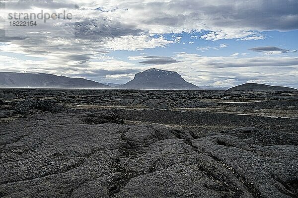 Lavafelder  Herðubreið Tafelberg  Vulkanlandschaft  karge Landschaft  Vatnajökull-Nationalpark  Isländisches Hochland  Island  Europa