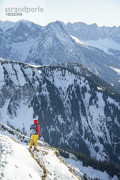 Bergsteiger im Winter im Schnee  Am Schafreuter  Karwendelgebirge  Alpen bei gutem Wetter  Bayern  Deutschland  Europa