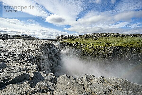 Canyon mit herabstürzenden Wassermassen  Dettifoss Wasserfall im Sommer  Nordisland  Island  Europa