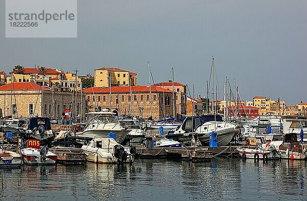 Hafenstadt Chania  Altstadt und Boote im venezianischen Hafen  Kreta  Griechenland  Europa