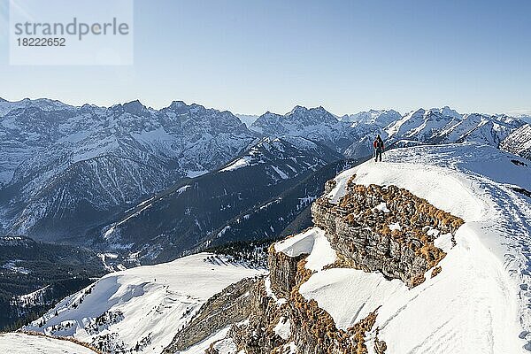 Bergsteiger im Winter im Schnee  Am Schafreuter  Karwendelgebirge  Alpen bei gutem Wetter  Bayern  Deutschland  Europa