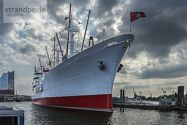 Ehemaliger Stückgut Frachter Cap San Diego  heute Schiffsmuseum im Hamburger Hafen  links die Elbphilharmonie  Hamburg  Deutschland  Europa