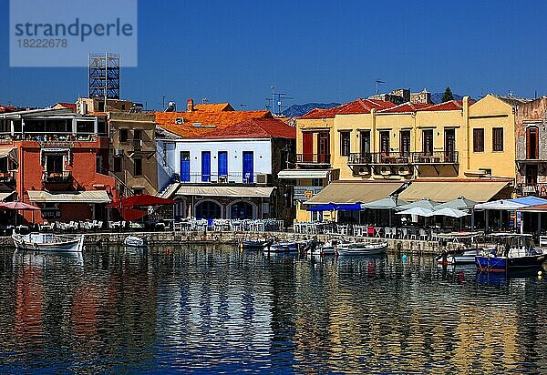 Hafenstadt Rethymno  Boote im Venezianischen Hafen und Restaurants an der Promenade  Kreta  Griechenland  Europa