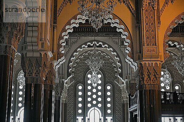 Lichteinfall durch Innentür und Fenster  prunkvolle Arabeske  Ornamente in der Hassan-II-Moschee  Gegenlicht  Architektur  Innenaufnahme  Casablanca  Marokko  Afrika