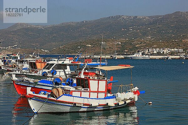 Sitia  kleine Hafenstadt im östlichen Teil der griechischen Insel bunte Fischerboote im Hafen  Kreta  Griechenland  Europa