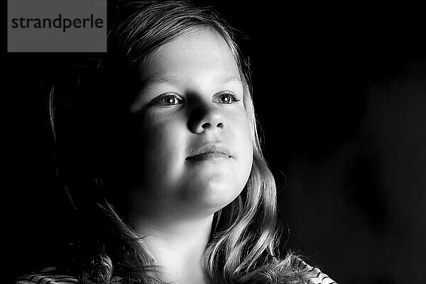 Mädchen Portrait  Kind  Schwarz-Weiß-Foto
