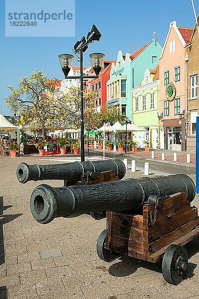 Historische Kanonen Geschütze für Piratenabwehr auf Hafenpromenade von Willemstaad  Willemstaad  Curcacao  Karibik