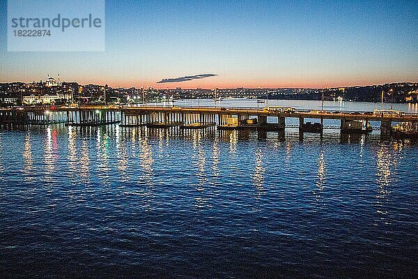 Atatürk-Brücke am Goldenen Horn bei Nacht auf dem Display