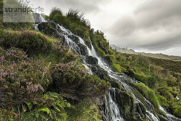 Bride's Veil Waterfall  Wasserfall  Old Man of Storr im Hintergrund  Trotternish  Isle of Skye  Schottland  Großbritannien  Europa